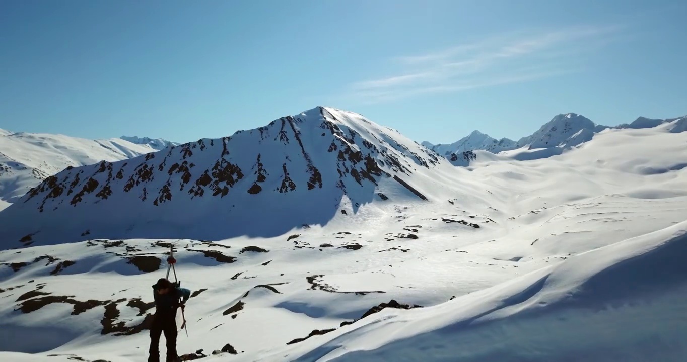 在假期徒步旅行的人的空中风景镜头，无人机飞行在雪景-阿拉斯加内陆，阿拉斯加视频素材