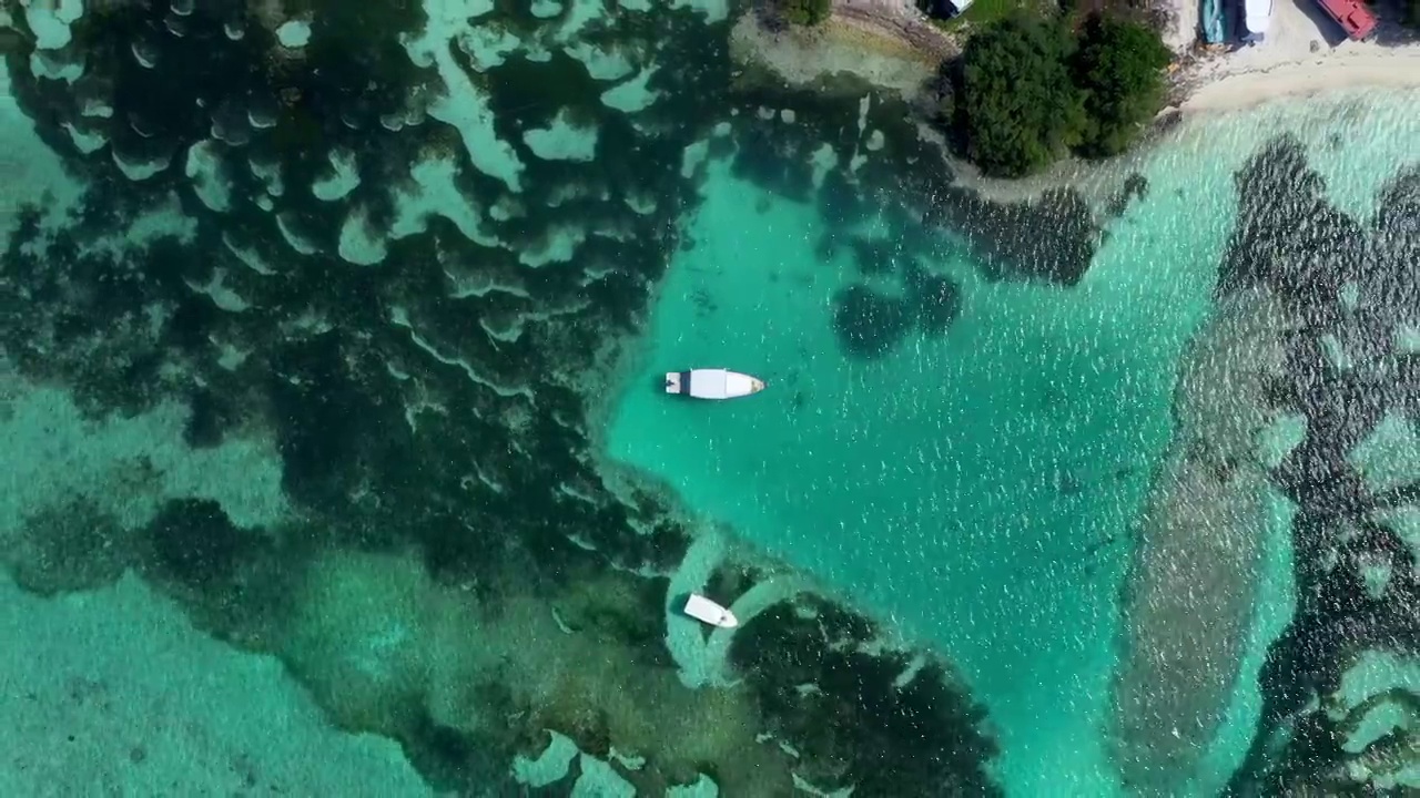 航拍的海上船只停泊在绿松石海，无人机在阳光明媚的日子飞上天空-马尔代夫，马尔代夫视频素材