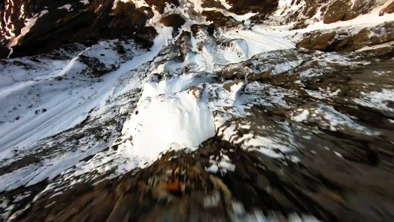 空中向下倾斜在欧洲阿尔卑斯山美丽的雪景，无人机飞行在风景-法国萨瓦视频素材