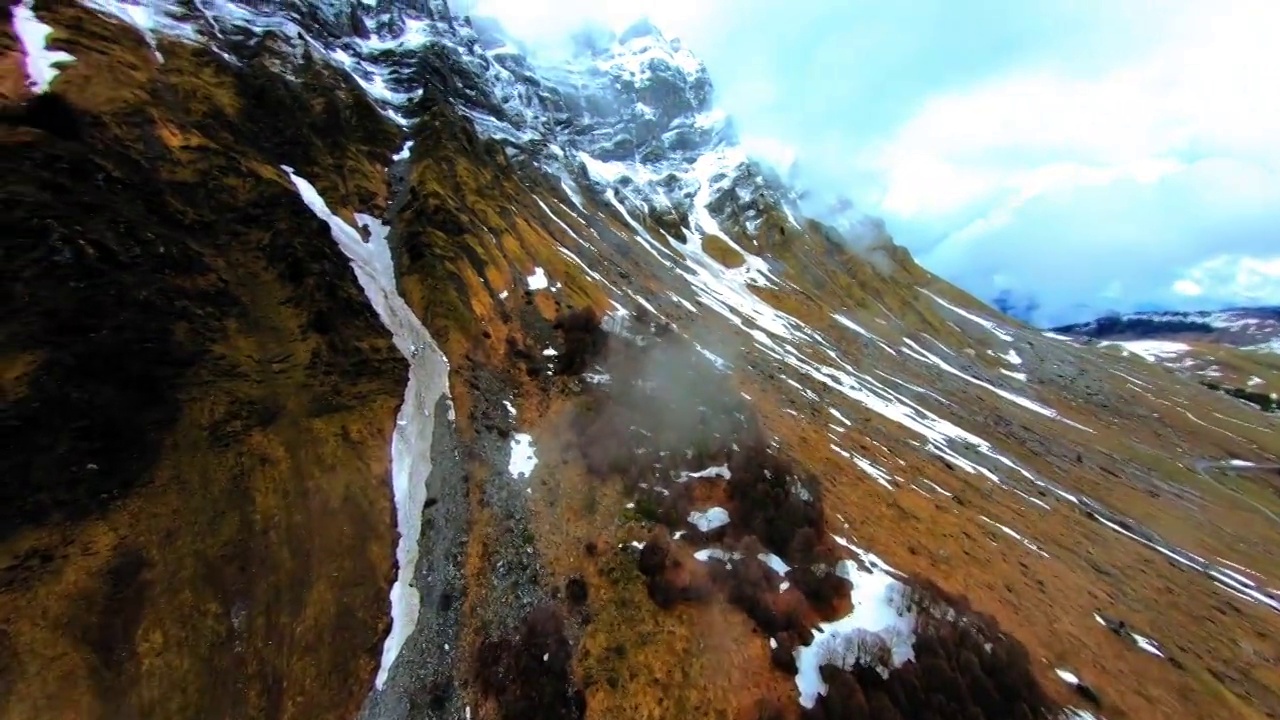 空中平移雪山岩层的风景，无人机在树上降落-法国萨瓦视频素材