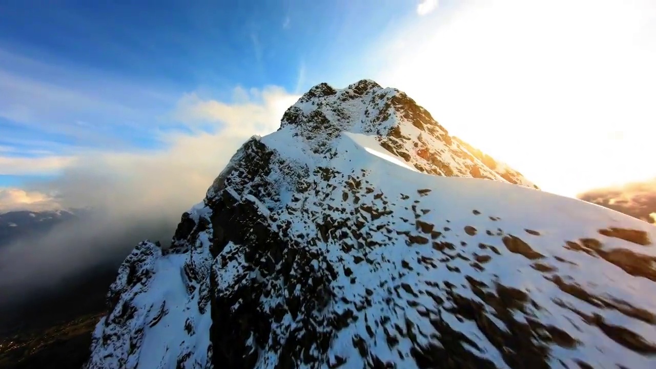 空中下降的前景色的雪山岩层，无人机飞行在日落-萨瓦，法国视频素材