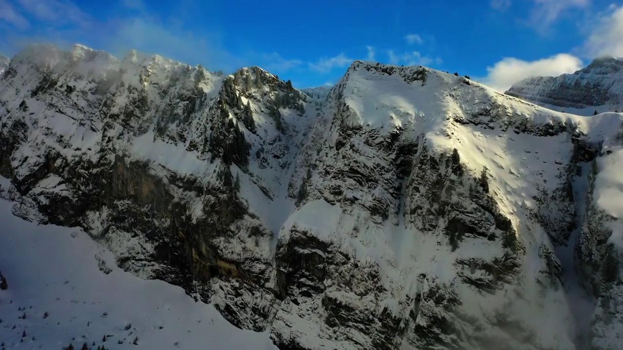 空中前进风景拍摄的雪覆盖阿尔卑斯山对抗多云的天空-萨瓦，法国视频素材