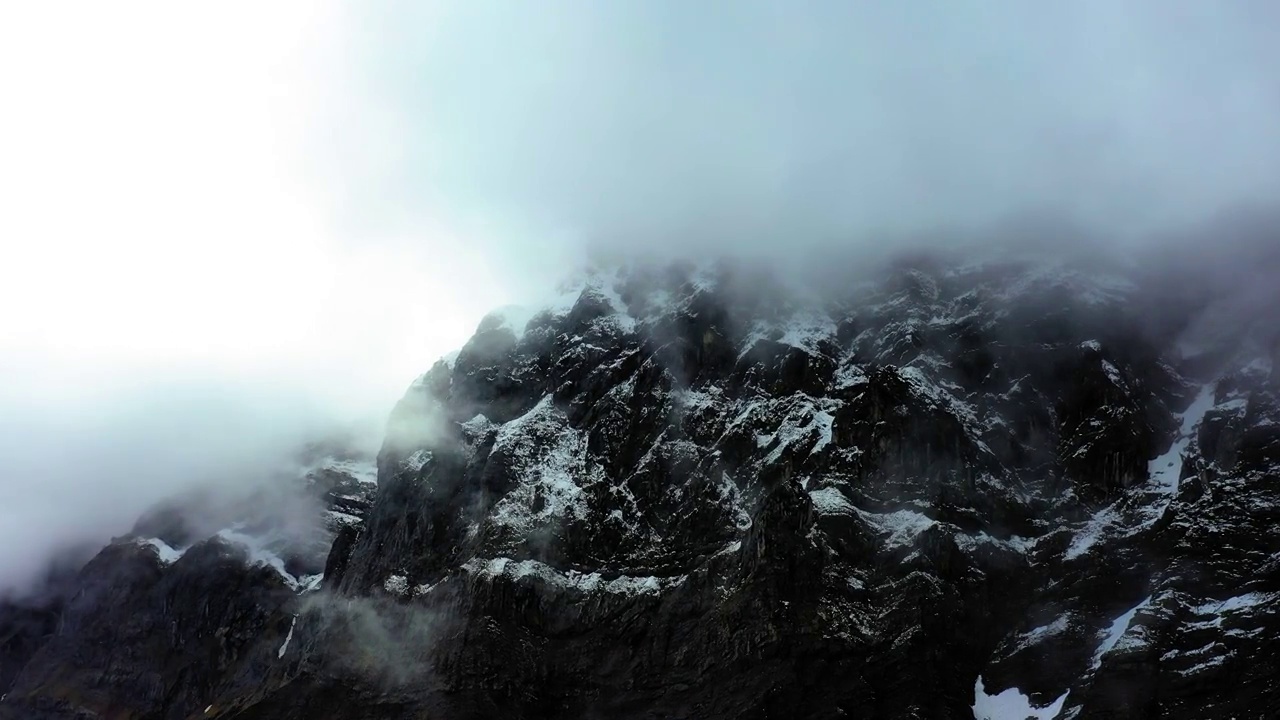 空中摇摄雪山上白云的美丽景色-法国萨瓦视频素材