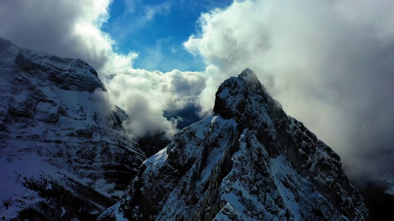 空中拍摄的白色戏剧性的云在雪山岩层-萨瓦，法国视频素材