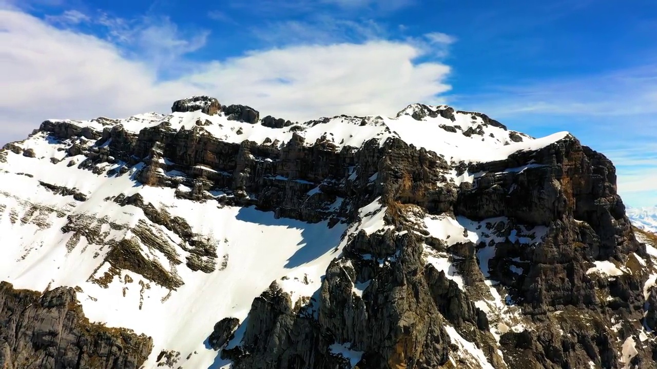 在阳光明媚的一天，航拍雪山风景照片-法国萨瓦视频素材