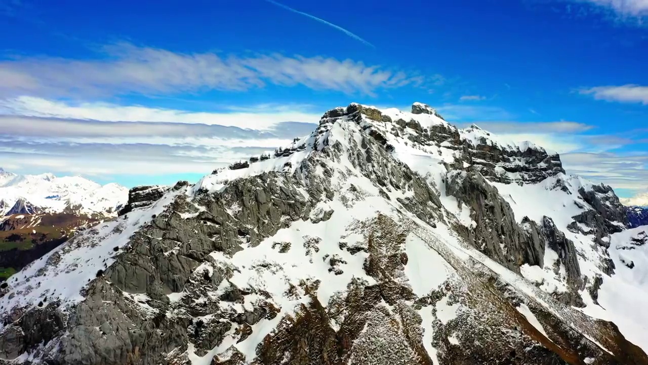 空中美丽的自然岩层，无人机在冬季飞行前进-萨瓦，法国视频素材