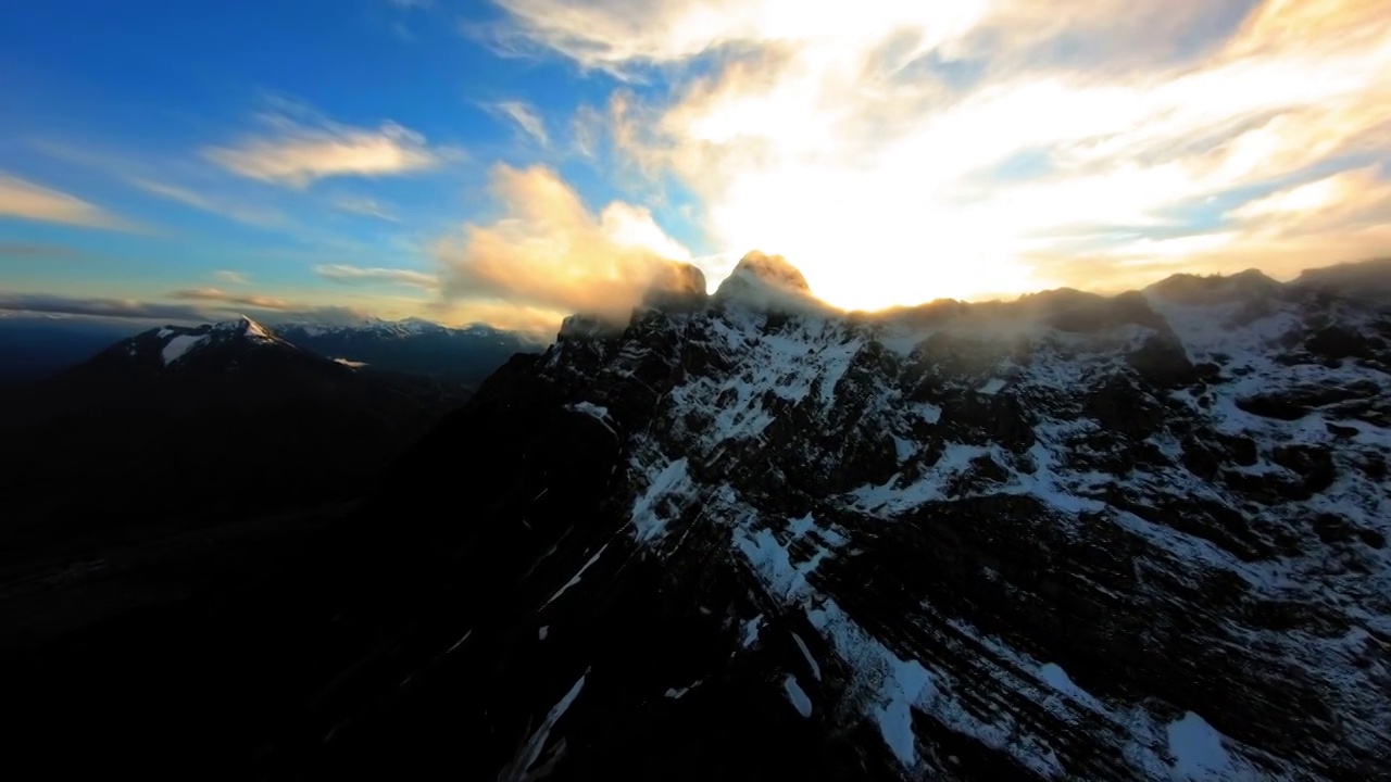 空中平移雪山岩层的风景，无人机在日落时在白云中向前飞行-法国萨瓦视频素材