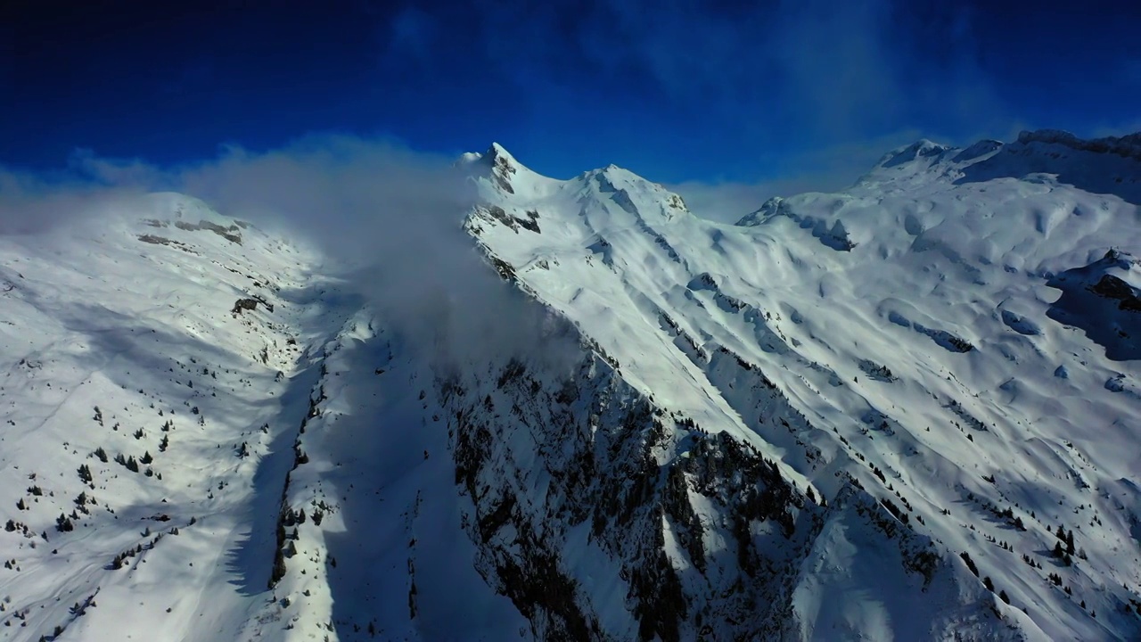 空中风景拍摄的白雪覆盖的岩层-萨瓦，法国视频素材