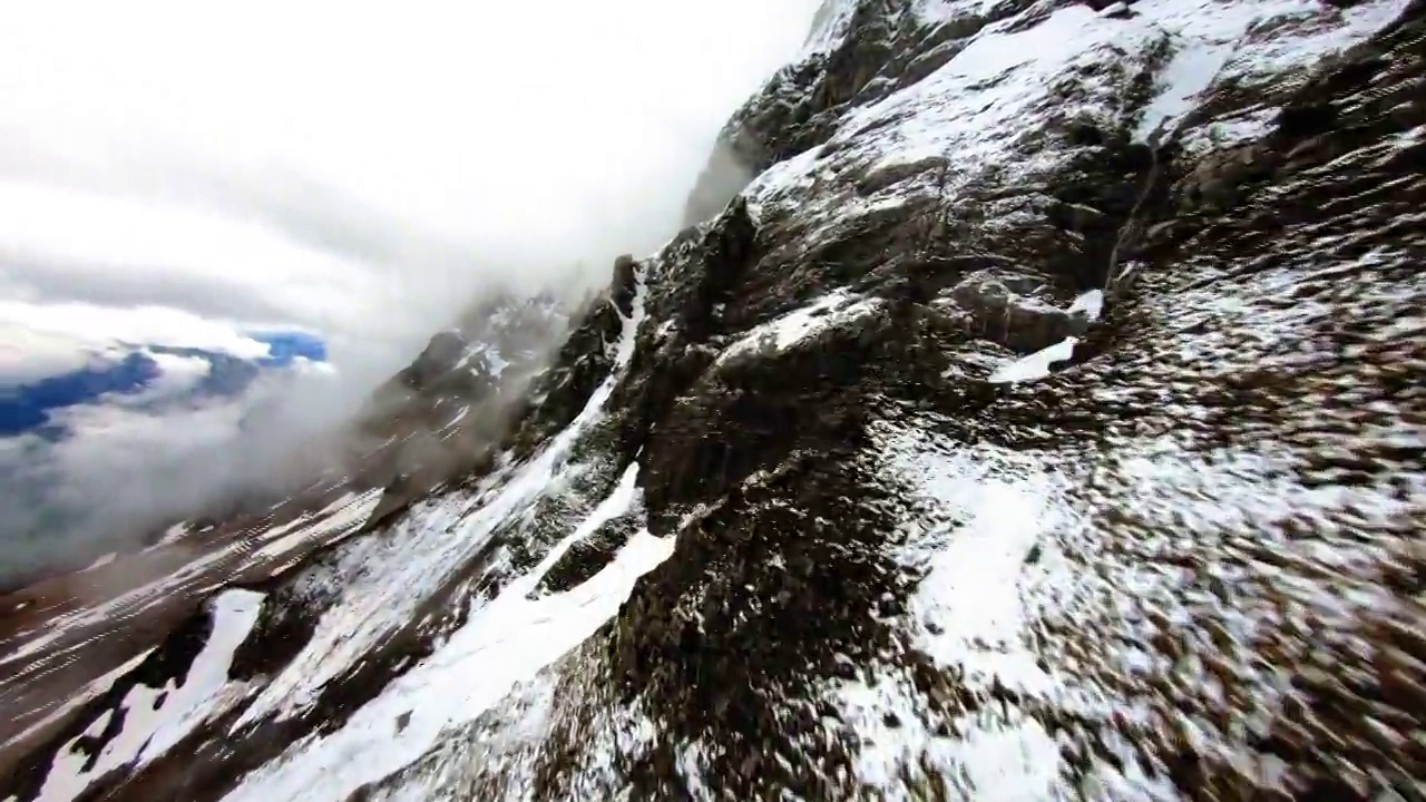 空中风景拍摄的雪山，无人机飞行在大雾天气-萨瓦，法国视频素材