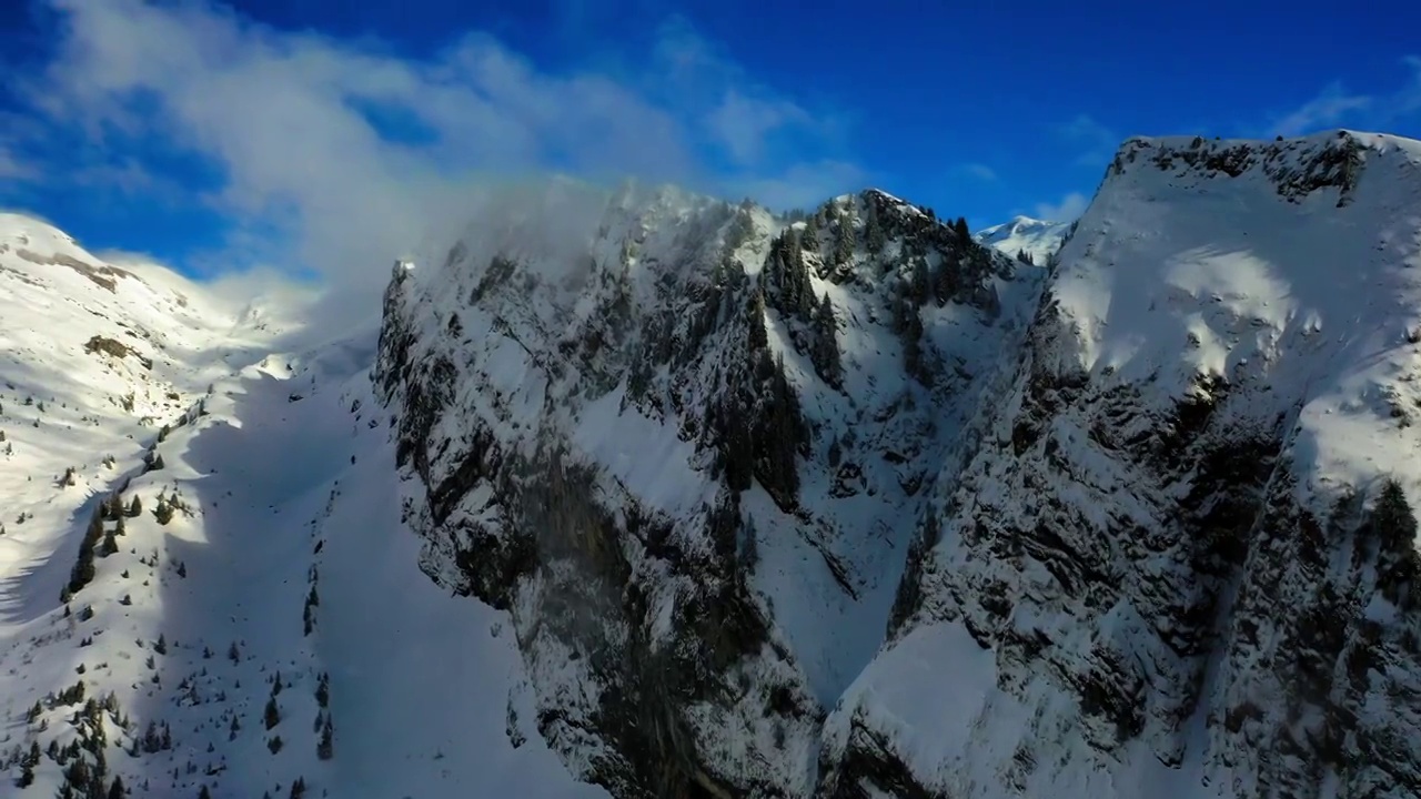 空中向前平移美丽的雪山对多云的天空-萨瓦，法国视频素材