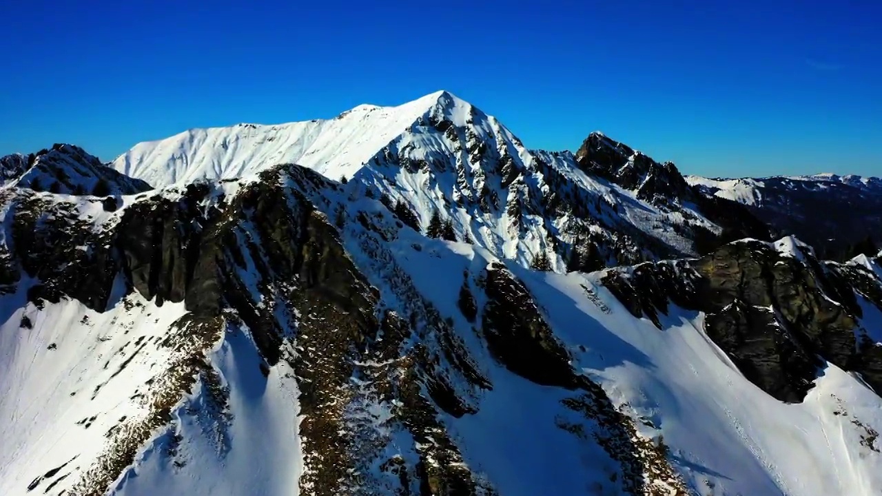 空中前进风景的植物在雪山顶上对抗晴朗的天空-萨瓦，法国视频素材