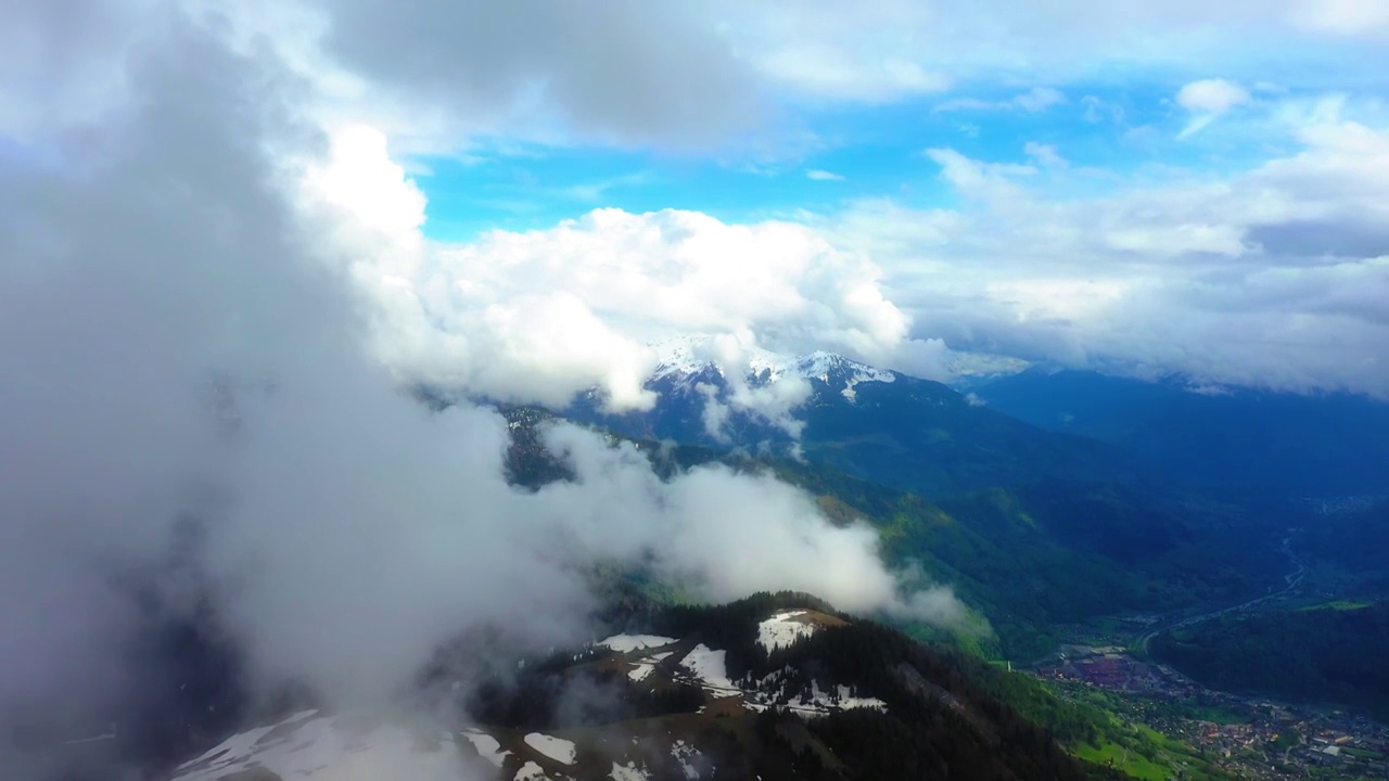 空中风景，雪山上的树木，无人机在白云中飞行-萨瓦，法国视频素材