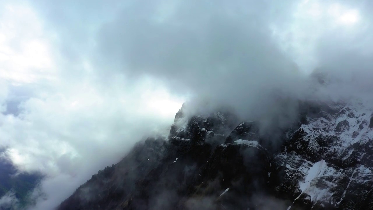 空中美丽的雪覆盖岩层，无人机飞行在白色的戏剧性的云-萨瓦，法国视频素材