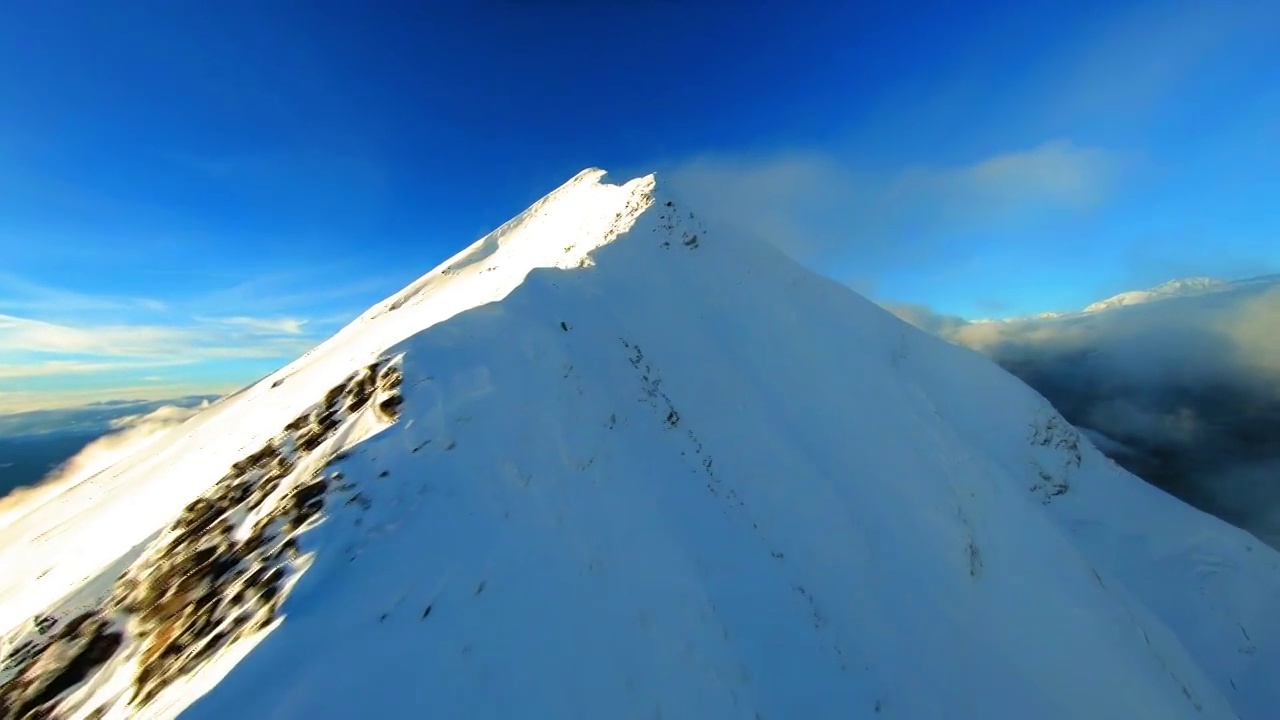 空中前进风景镜头雪白色的山顶在日落-萨瓦，法国视频素材