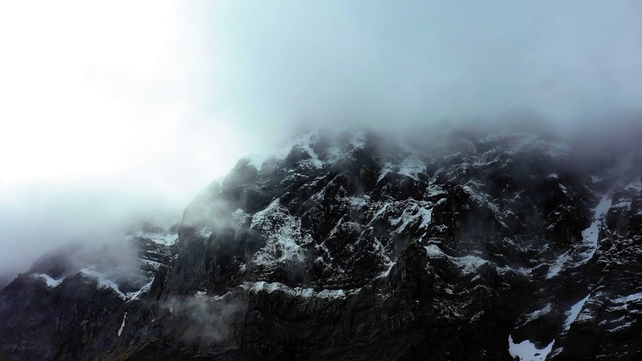 空中平移拍摄的雪山岩层与白色戏剧性的天空-萨瓦，法国视频素材