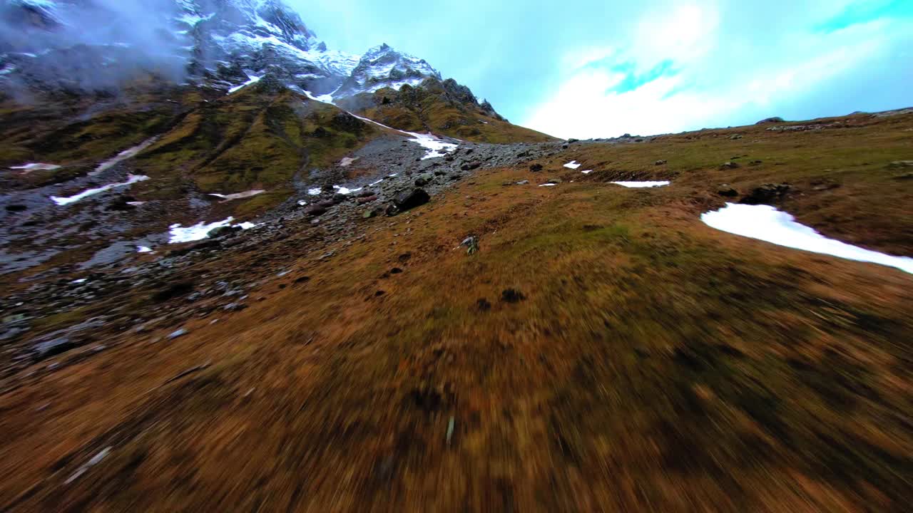 空中美丽的雪景欧洲阿尔卑斯山，无人机飞行在岩石上的风景-萨瓦，法国视频素材