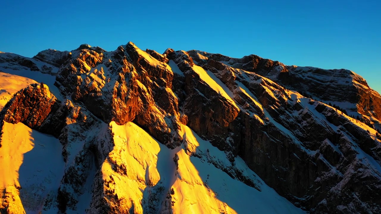 空中美丽的阳光镜头，在雪山岩石形成对晴朗的天空-萨瓦，法国视频素材