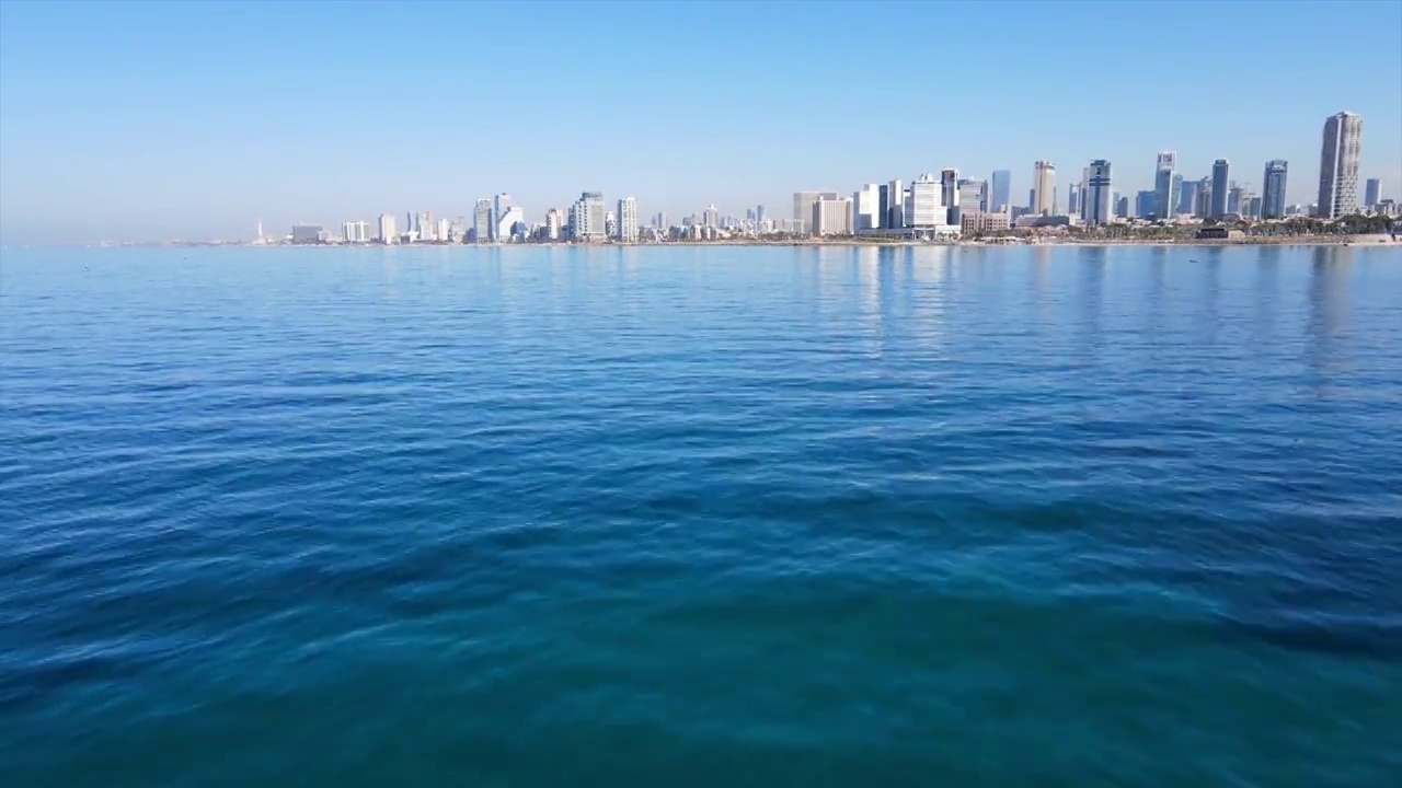 空中向前建筑物美丽的镜头在城市，无人机飞行在蓝色的海-特拉维夫，以色列视频素材