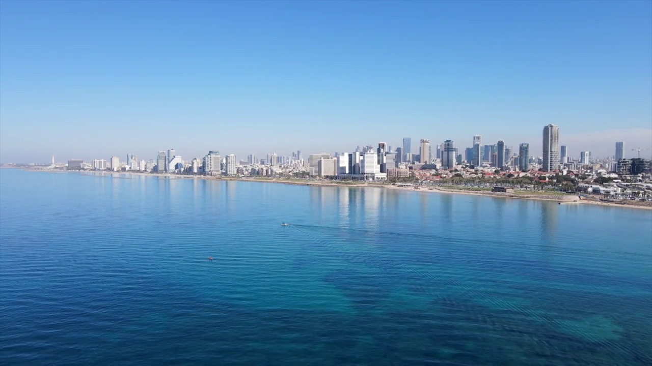 空中美丽的城市高楼，无人机飞行在蓝色的海-特拉维夫，以色列视频素材