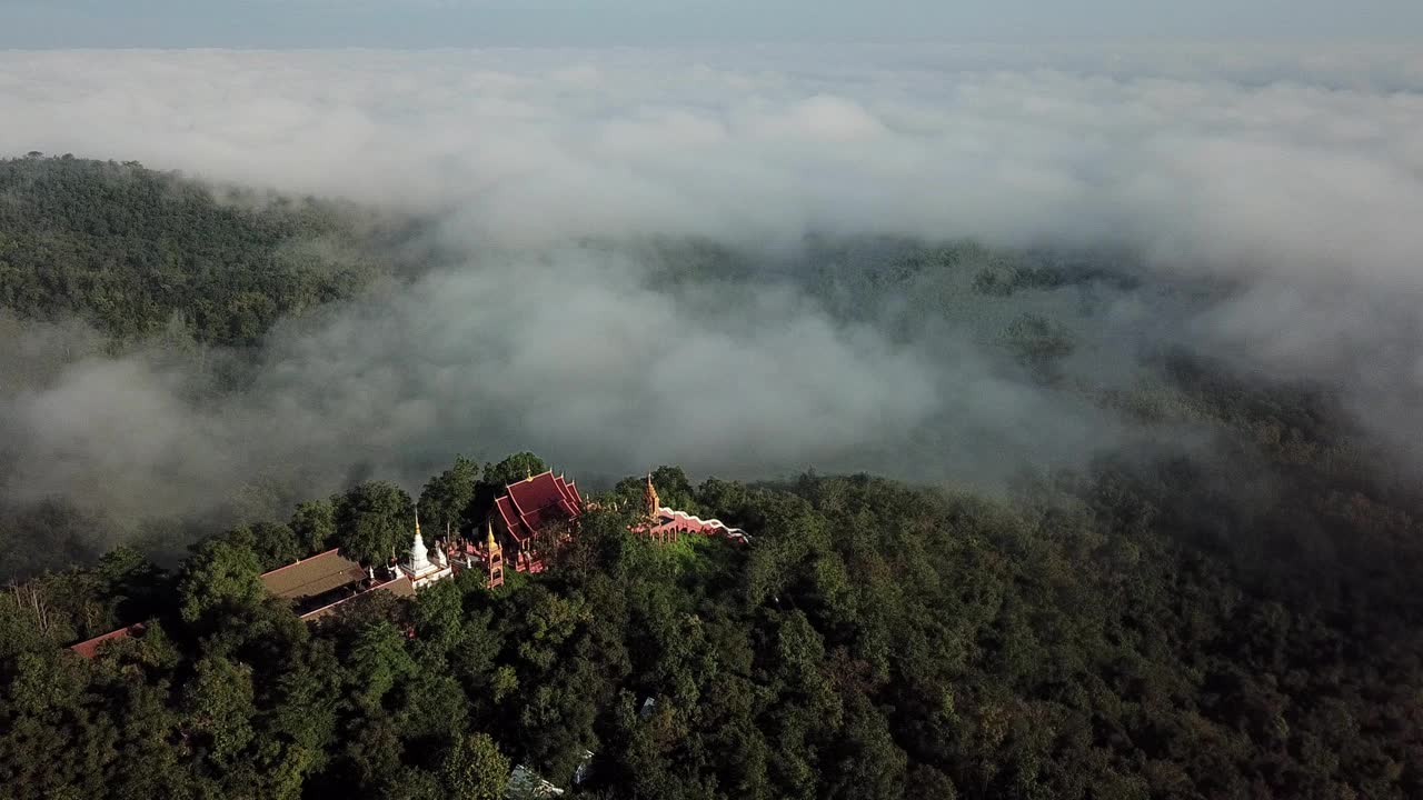 鸟瞰图卧佛寺，雾居佛寺坐落在泰国南邦省湄撒区宁静的山顶上。视频素材