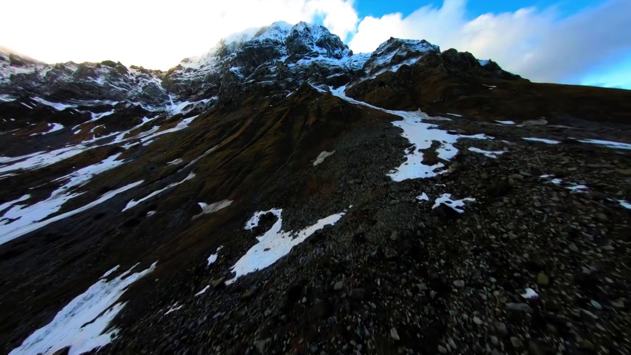 空中美丽的雪景欧洲阿尔卑斯山，无人机飞行向前风景-萨瓦，法国视频素材