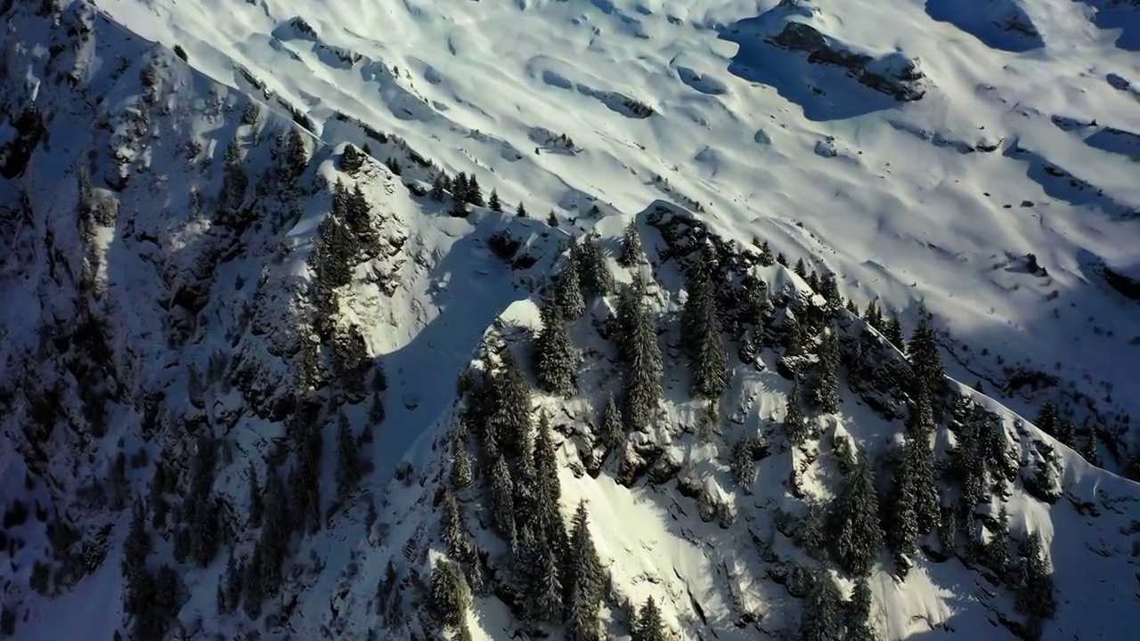 在阳光明媚的一天，空中平移田园诗般的雪景自然岩层-法国萨瓦视频素材