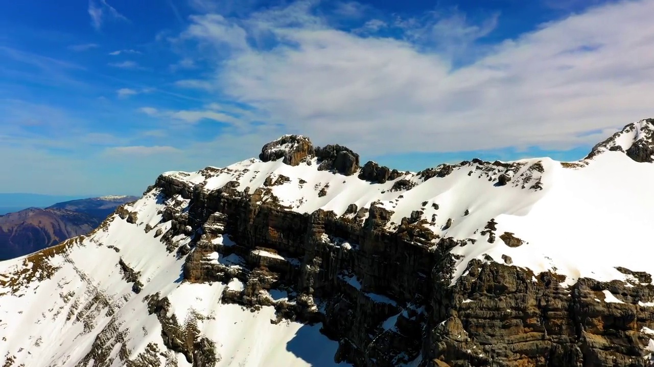 空中风景的雪覆盖欧洲阿尔卑斯山，无人机飞行在阳光明媚的一天-萨瓦，法国视频素材