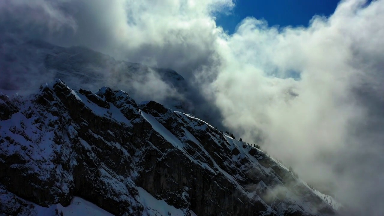 空中田园诗般的拍摄的雪的自然岩层，无人机飞行在白云前进-萨瓦，法国视频素材