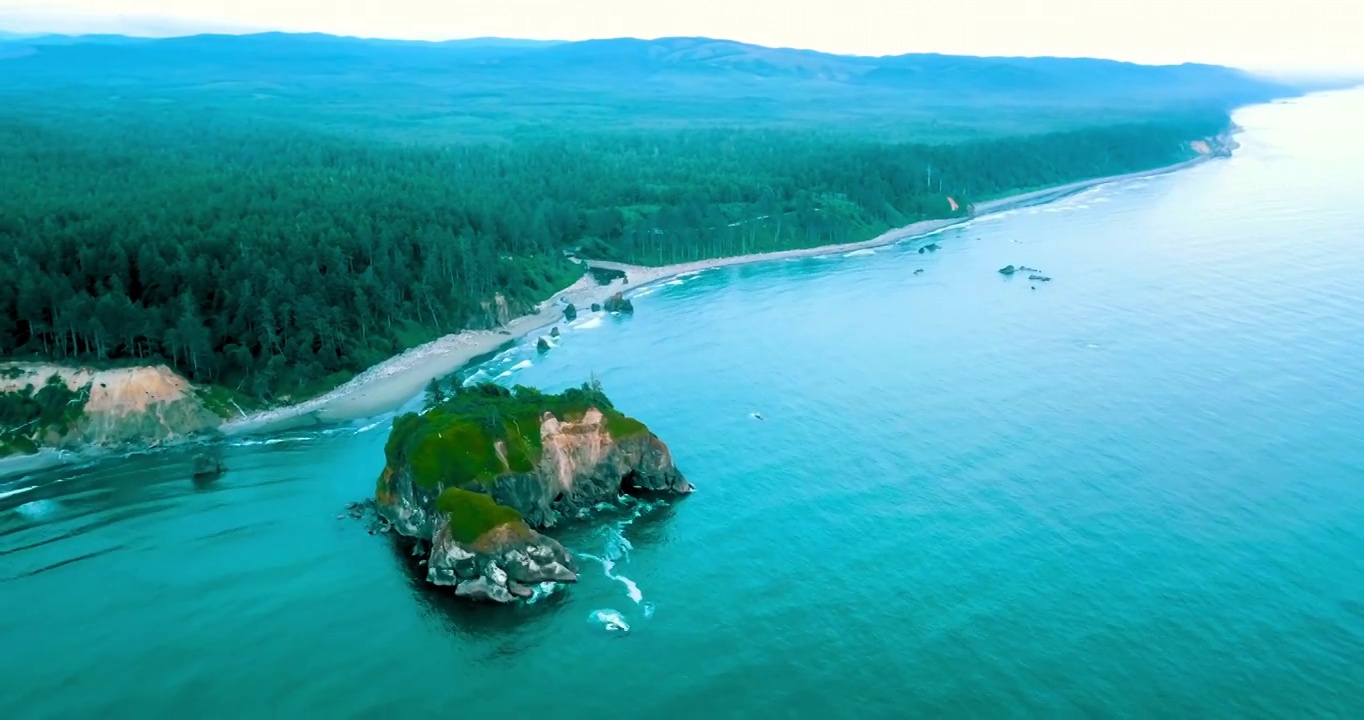 著名的红宝石海滩航拍风景，无人机向后飞行在海水上视频素材