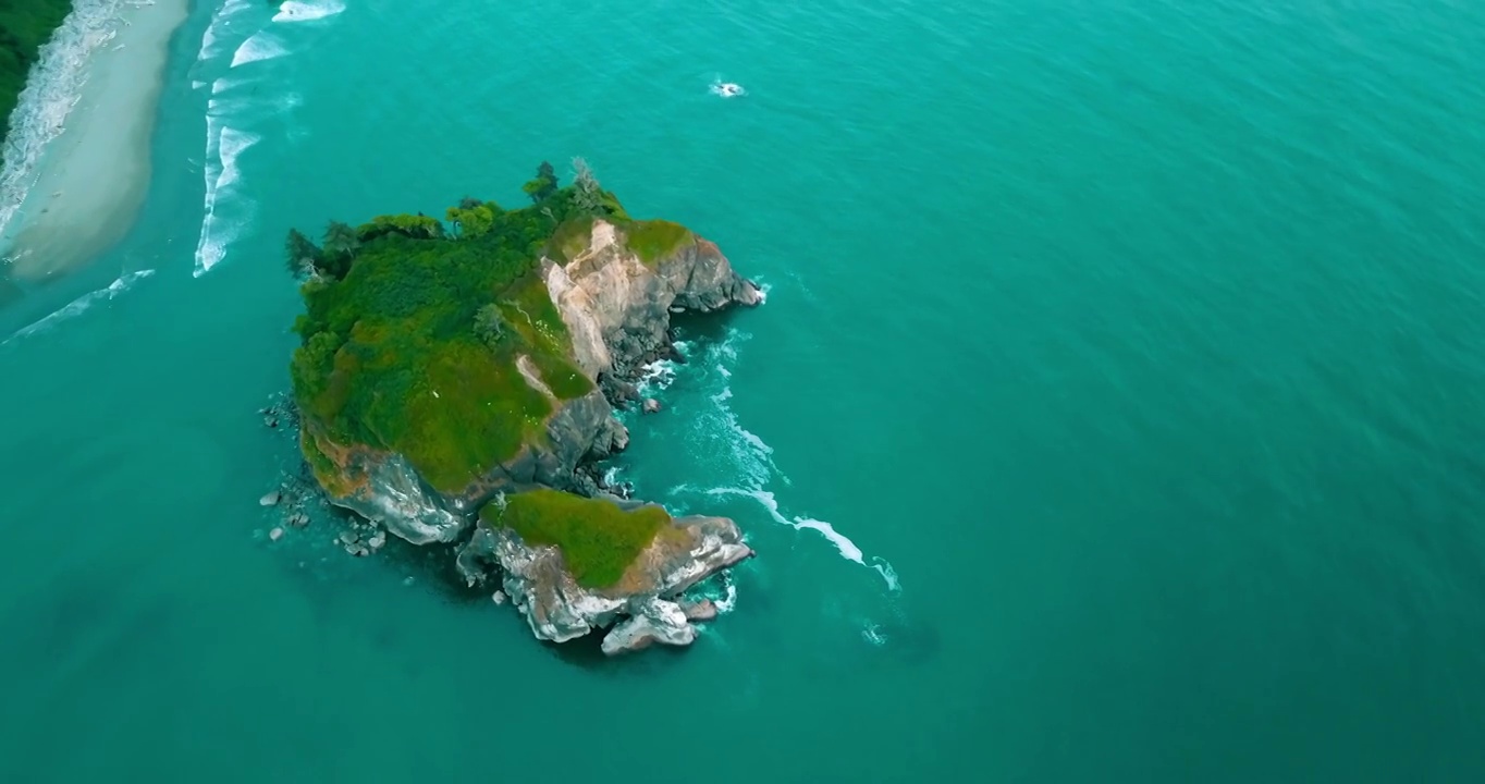 空中倾斜拍摄的绿色天然岩层，无人机在海上平移-红宝石海滩，华盛顿视频素材