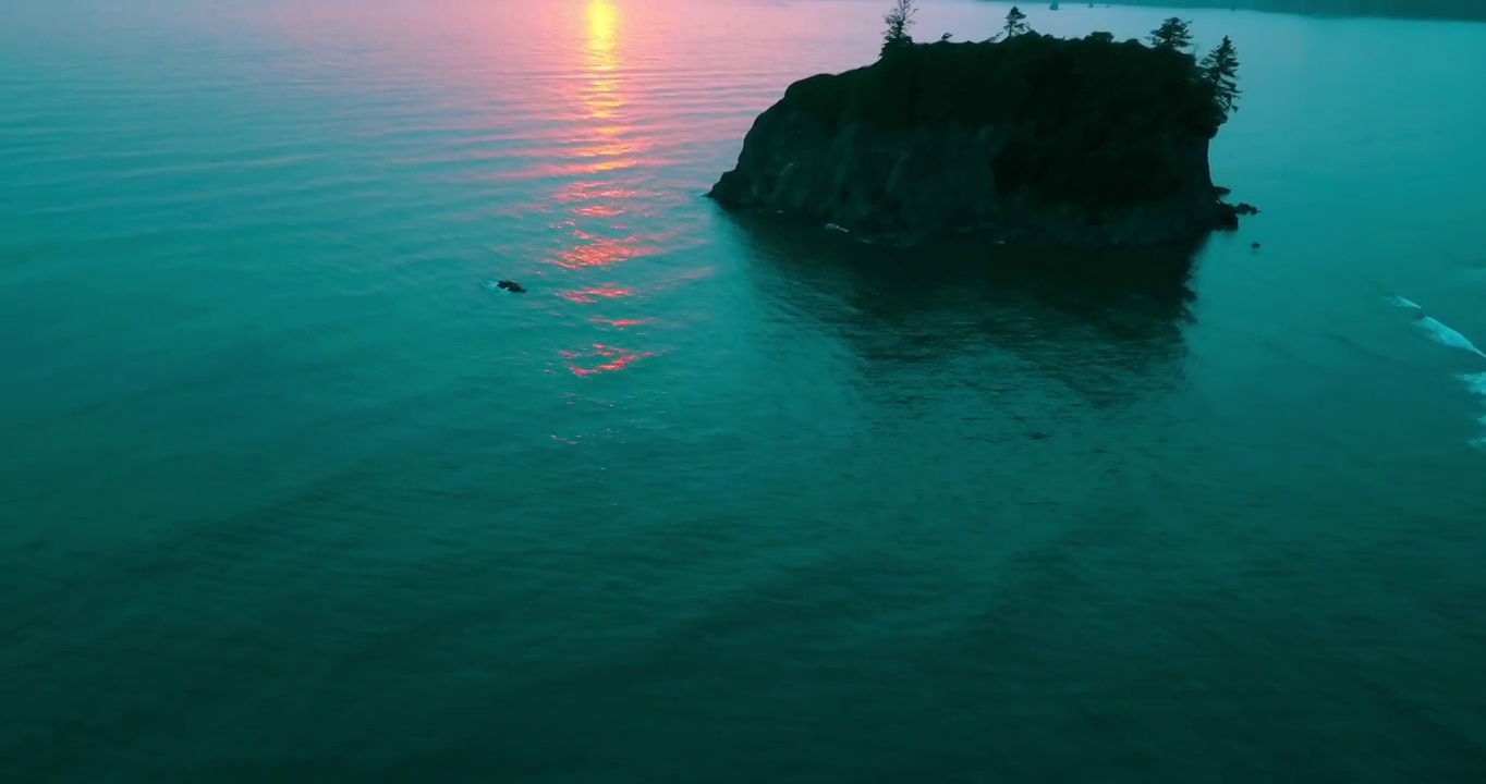 空中向后的风景拍摄的岩石在海洋，无人机上升在日落-红宝石海滩，华盛顿视频素材