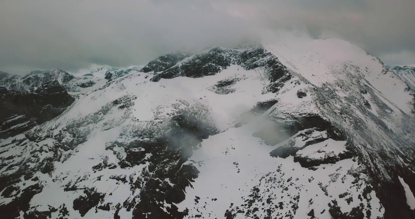 空中风景拍摄的云在雪山岩层，无人机飞行在冬天向前-特罗姆瑟市，挪威视频素材