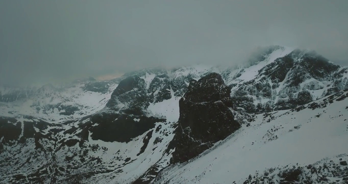 空中风景拍摄的大雾天气在山区，无人机飞行在雪地上向前-特罗姆瑟市，挪威视频素材