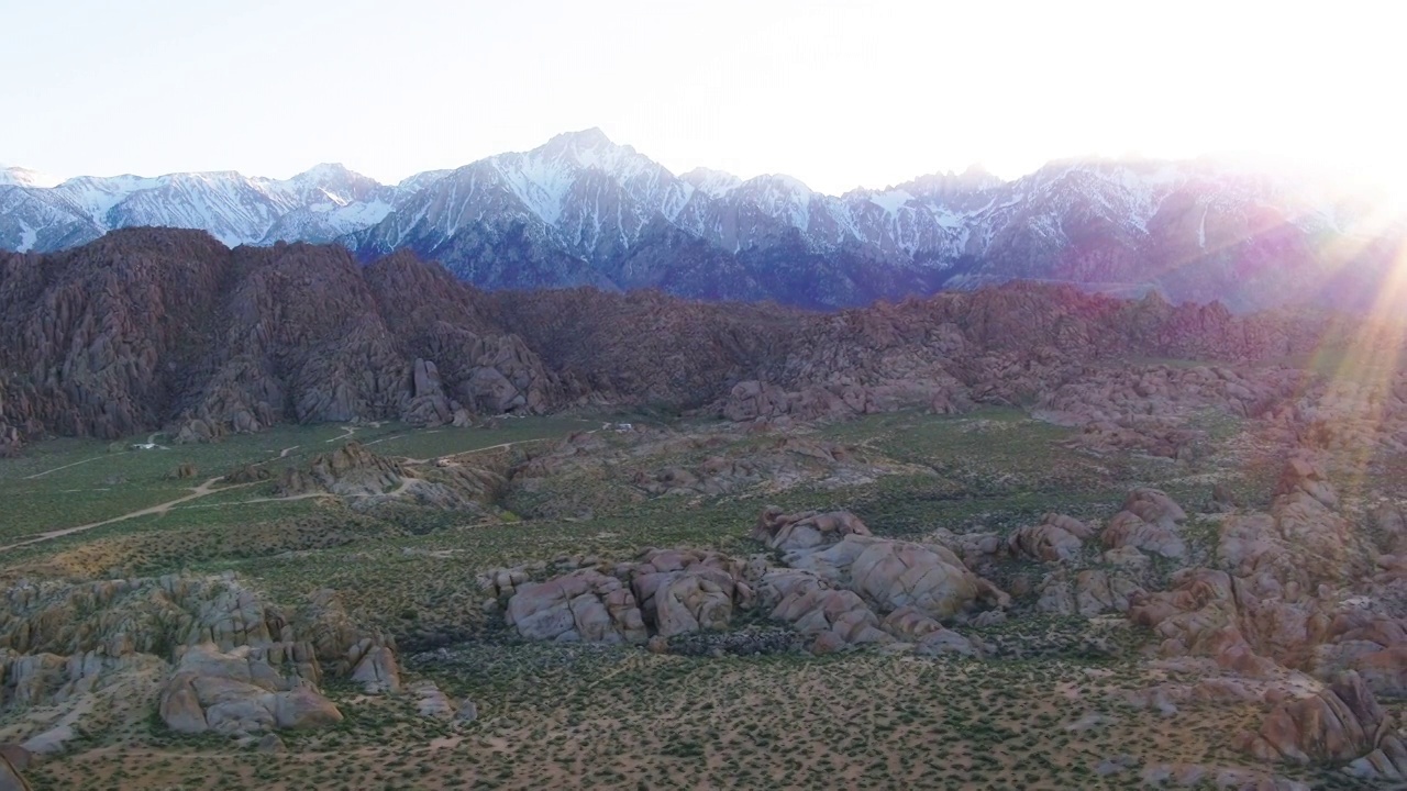 空中美丽的雪山岩石形成对晴朗的天空，无人机飞行在风景- Sierra，加利福尼亚视频素材