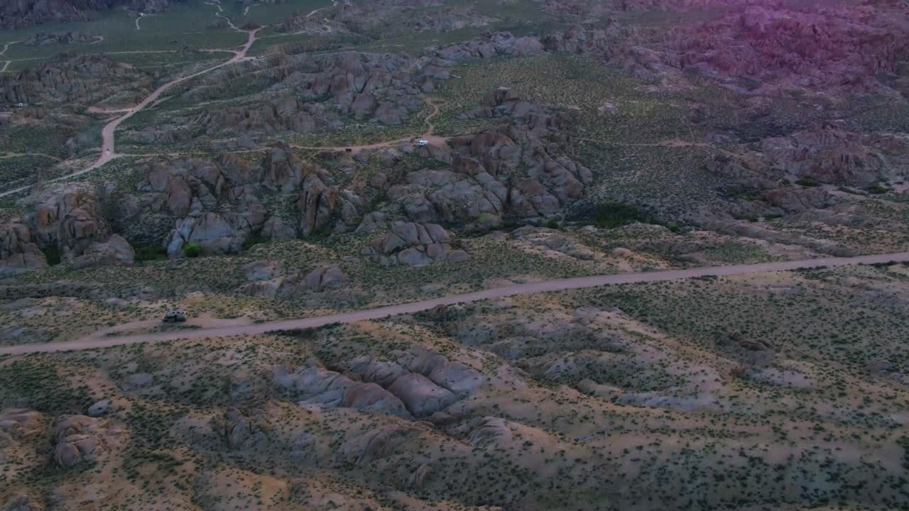 空中风景的冰川上的岩层，无人机飞行的景观- Sierra，加利福尼亚视频素材