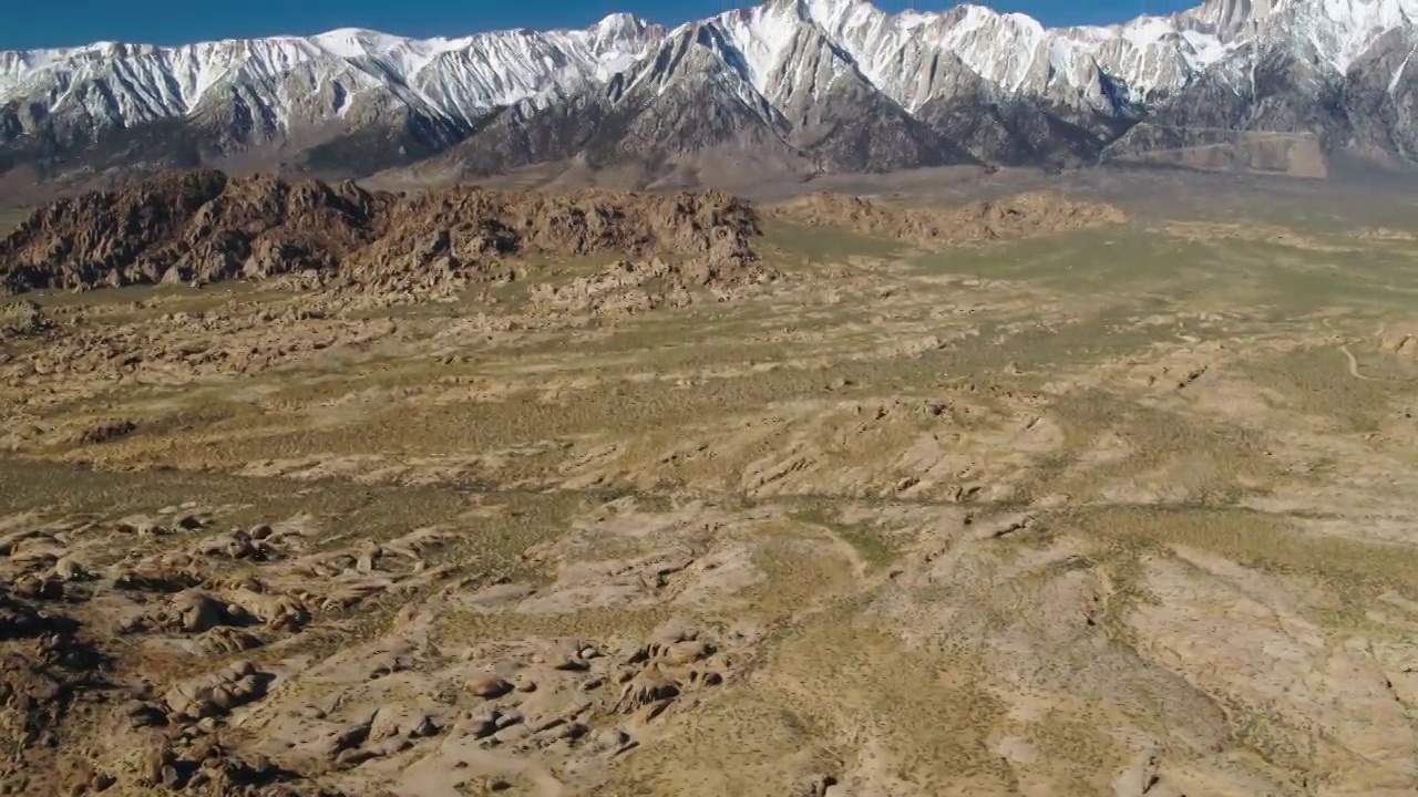 空中倾斜风景拍摄雪山对清晰的天空，无人机飞行在风景在阳光明媚的一天-塞拉，加利福尼亚视频素材