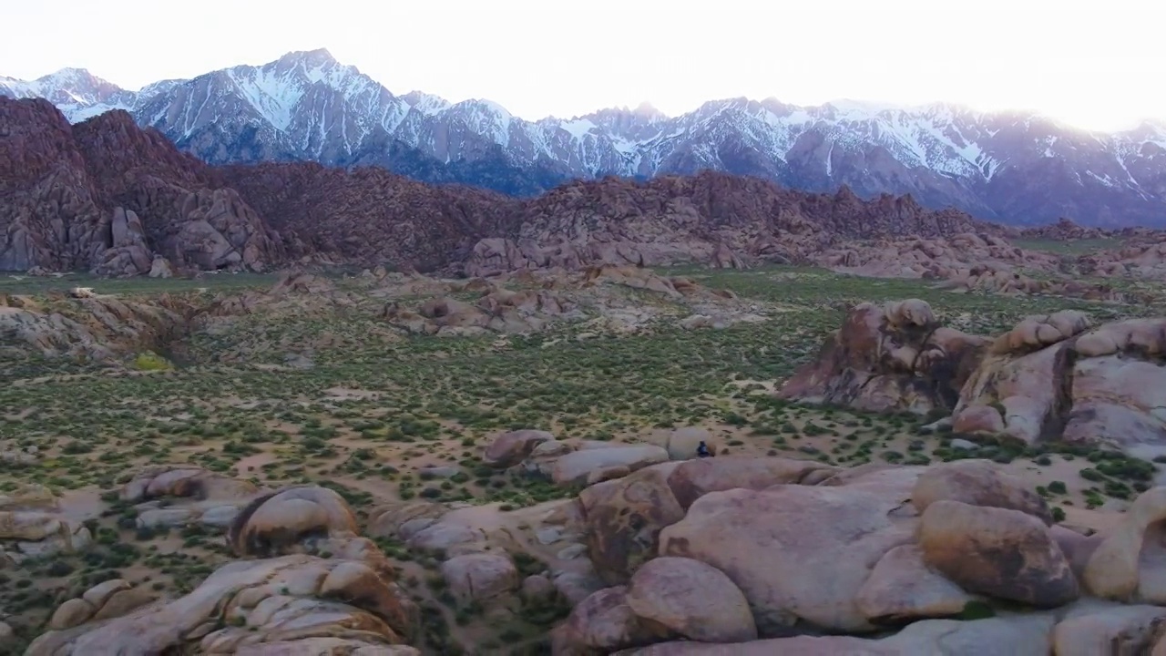 航空拍摄的冰川自然山脉，无人机飞行在风景- Sierra，加利福尼亚视频素材