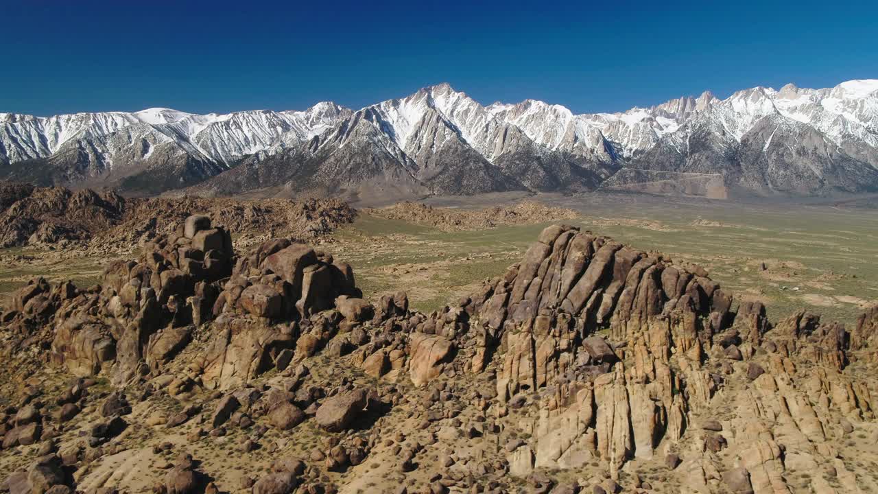 空中下降雪山岩层的风景视图，无人机在阳光明媚的一天飞行在风景上方-塞拉，加利福尼亚视频素材