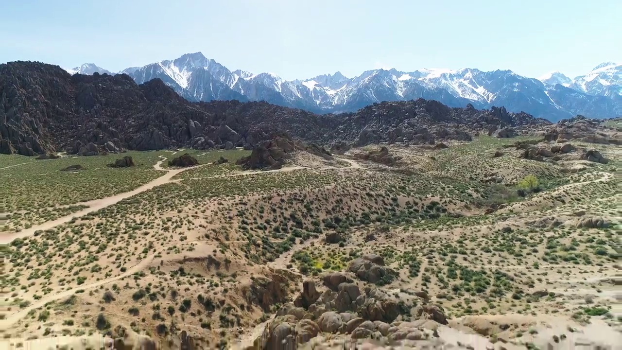 空中风景冰川山脉对着晴朗的天空，无人机向后飞行在半干旱的景观- Sierra，加利福尼亚视频素材