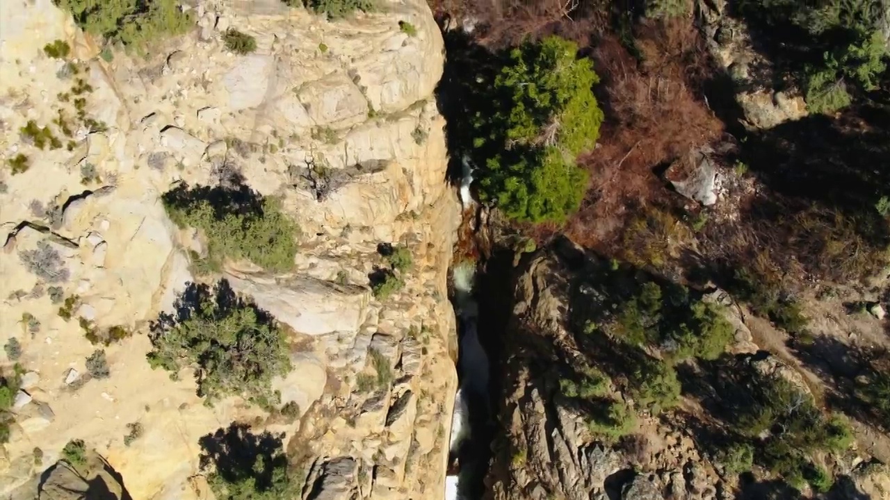 空中顶向前美丽的风景水流动在河中山脉- Sierra，加利福尼亚视频素材