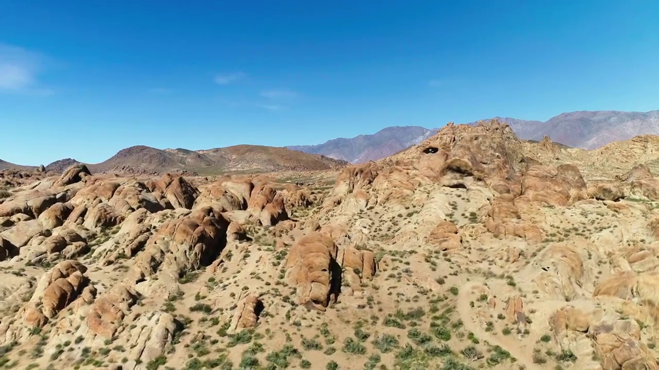 在宁静的阳光明媚的一天，空中俯瞰自然岩层的风景-塞拉，加利福尼亚视频素材