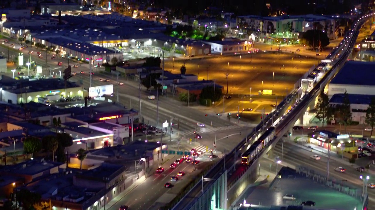 空中前摄照明车辆在城市道路上移动，无人机在建筑物上空飞行-卡尔弗城，加利福尼亚视频素材