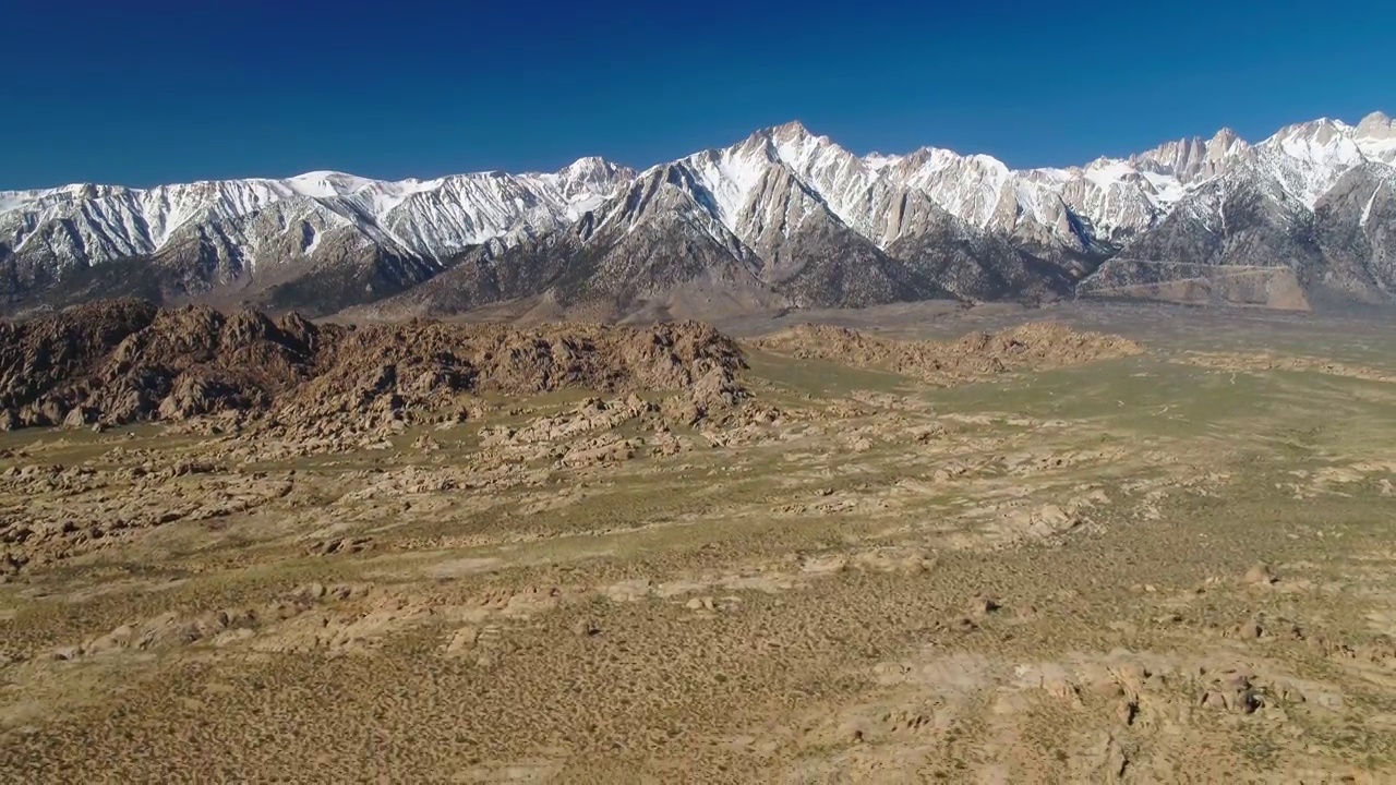 空中美丽的冰川在自然岩层上，无人机向后飞行在风景上-塞拉，加利福尼亚视频素材