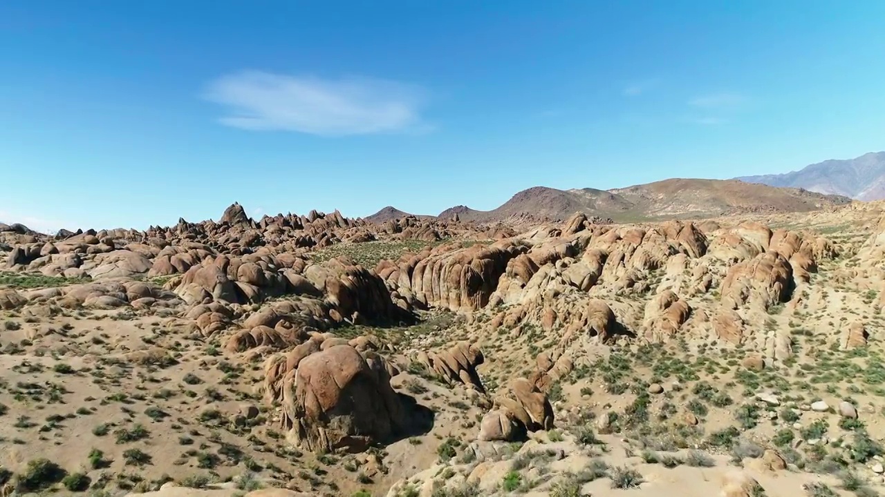 宁静的岩层的空中风景拍摄，无人机在阳光明媚的一天飞行在风景上-塞拉，加利福尼亚视频素材