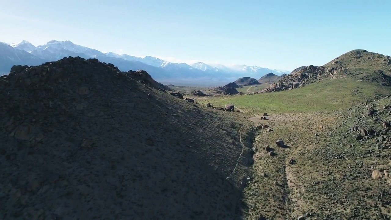 空中美丽的风景，在山上的冰川，无人机飞行在阳光明媚的一天，风景-塞拉，加利福尼亚视频素材