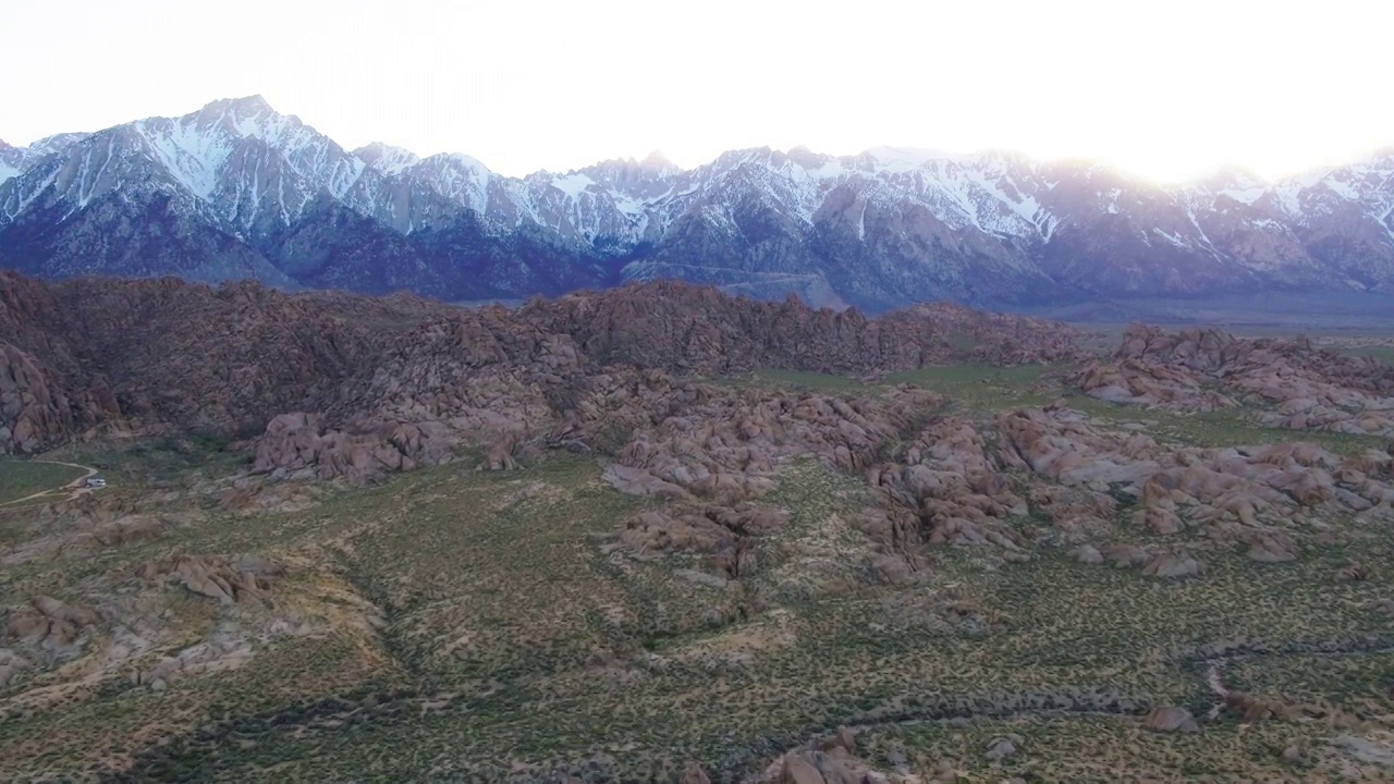 空中美丽的雪在自然山脉，无人机飞行在植物上的风景- Sierra，加利福尼亚州视频素材