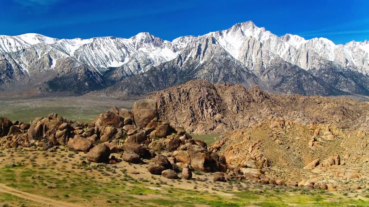 空中风景的雪覆盖的自然岩层，无人机飞行在半干旱的景观-红岩峡谷，内华达州视频素材