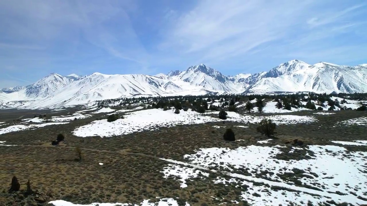 空中美丽的雪的自然岩层，无人机飞行在树木上的景观-猛犸湖，加利福尼亚视频素材