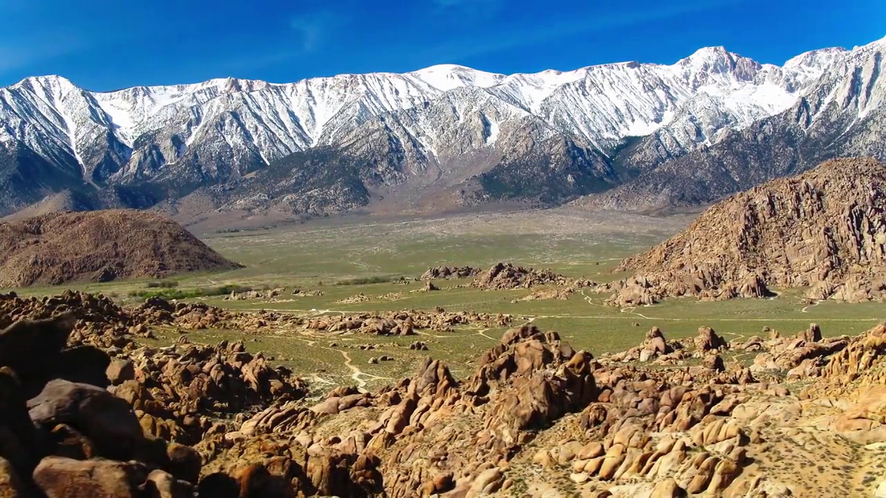 空中风景拍摄的冰川岩层，无人机飞行在阳光明媚的一天-红岩峡谷，内华达州视频素材