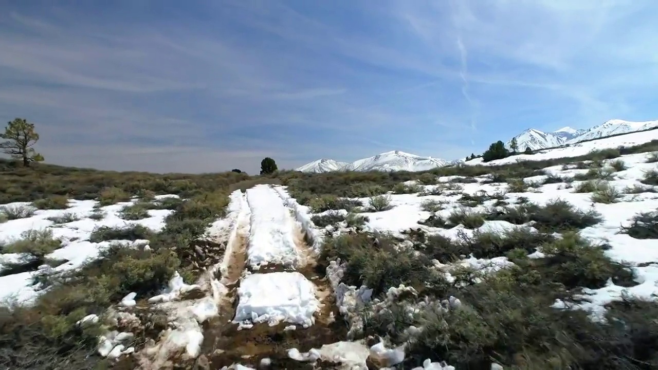 空中美丽的雪山岩层，无人机飞行向前景观-猛犸湖，加利福尼亚州视频素材